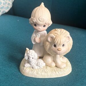 Vintage Precious moments figurine “peace on earth” E-9287